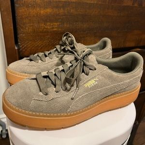 Barely worn Platform Pumas